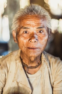 Myanmar, 18 Şubat 2021: Myanmar 'ın ıssız bölgelerinde yaşayan kabileler. Yüksek kalite fotoğraf