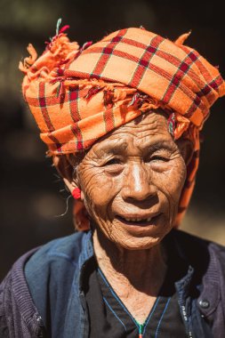 Myanmar, 18 Şubat 2021: Myanmar 'ın ıssız bölgelerinde yaşayan kabileler. Yüksek kalite fotoğraf. Yüksek kalite fotoğraf