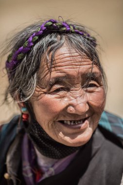 Çin, 1 Ocak 2019: Tibet Özerk Bölgesi sakinlerinden birinin portresi. Tibet 'in göçebe insanları. Yüksek kalite fotoğraf