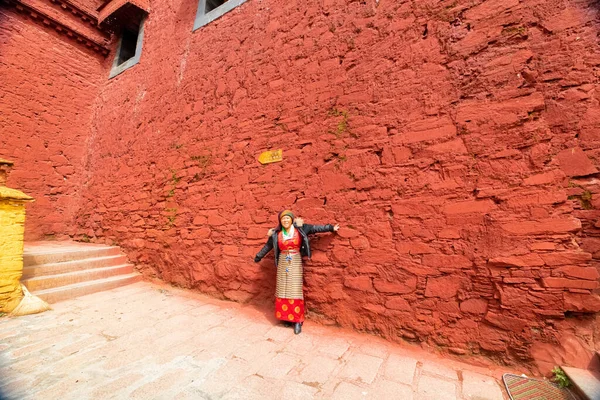 Čína Ledna 2019 Červené Zdi Tibetského Kláštera Stojí Žena Kvalitní — Stock fotografie