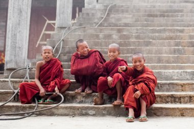 Myanmar, 18 Şubat 2021 Myanmar 'da Budist bir keşiş. Yüksek kalite fotoğraf