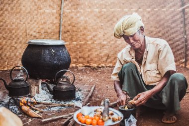 Myanmar, 18 Şubat 2021: Myanmar 'ın ıssız bölgelerinde yaşayan kabileler. Yüksek kalite fotoğraf