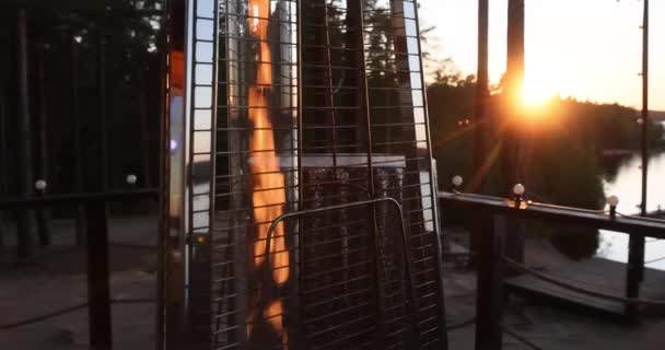 Piękne Grzejniki Gazowe Stoją Werandzie Otwierają Ogień Ciepło Wygoda Nocny — Wideo stockowe