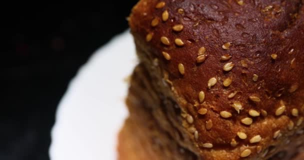 パンや焼き菓子を作る際に用いられる ゴマは料理に重要な成分です 黄金色の地殻とゴマとパン ローフのスパイスだ 高品質4K映像 — ストック動画