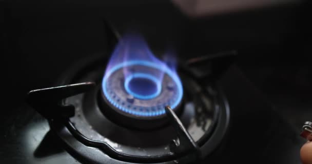 Рука Человека Зажигает Газовую Плиту Приготовления Пищи Газ Горит Голубым — стоковое видео