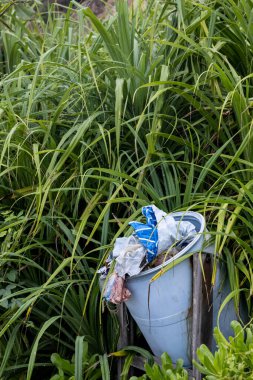 Tropikal sahilde çöp. Deniz kıyısında eski lastik ve inşaat döküntüleri. Tropik ada çevre kirliliği. Deniz kenarından atılan çöpler. Tropik plaj turizmi sektörü etkisi. Ekolojik sorun