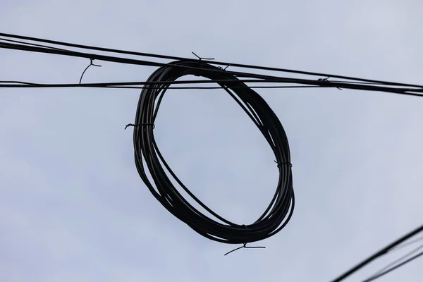 Verflochtene Elektrische Leitungen Vor Gebäuden Das Ist Das Vorrangige Problem — Stockfoto