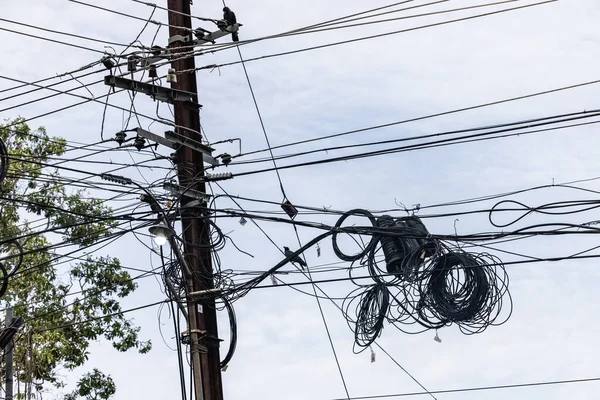 Verflochtene Elektrische Leitungen Vor Gebäuden Das Ist Das Vorrangige Problem — Stockfoto