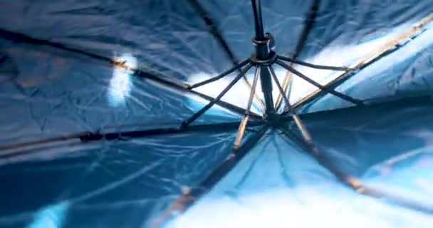 Rayons Parapluie Gros Plan Parapluie Bleu Qui Tourne Par Une — Video