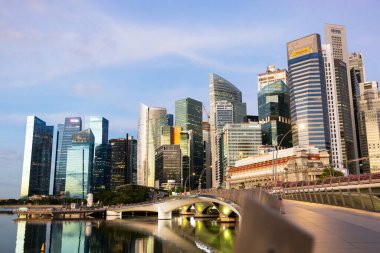 Singapur, Singapur - 13 Temmuz 2023 İş Bölgesi ve Marina Körfezi ufuk çizgisi Singapur 'da gün doğumunda. Yüksek kalite fotoğraf