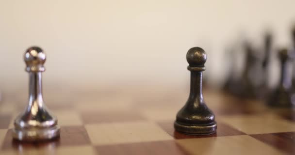 Schackpjäsen Bonde Flyttas Person Hand Visas Förgrunden Ett Schackspel Inomhus — Stockvideo