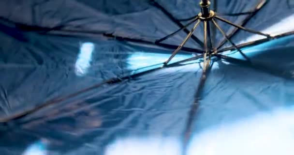 Regenschirmspeichen Eine Nahaufnahme Eines Blauen Regenschirms Der Sich Einem Sonnigen — Stockvideo