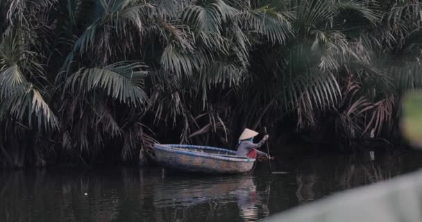 Жінка Веслує Традиційному Єтнамському Круглому Човні Високоякісні Кадри — стокове відео