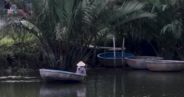 Жінка Веслує Традиційному Єтнамському Круглому Човні Високоякісні Кадри — стокове відео