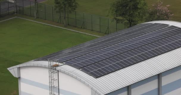 Dach Eines Industriegebäudes Mit Solarzellen Darauf Photovoltaik Sonnenkollektoren Auf Dem — Stockvideo