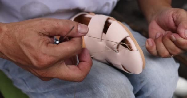 Yapımı Ayakkabı Ürünleri Atölyesinde Zanaatkar Kunduracının Elleri Dikişli Yumrukla Çekiçle — Stok video