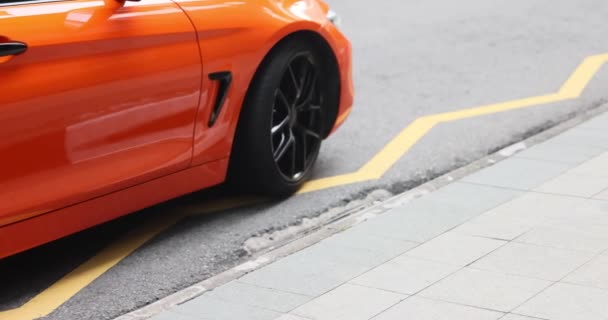 シンガポール 2023 オレンジ色のBmw Mの低角度のサイドビュー 道路をドライブ 高品質の4K映像 — ストック動画