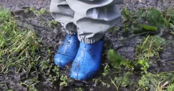 Bebek Lastik Botlarla Birikintisinde Yürüyor Yüksek Kalite Görüntü — Stok video