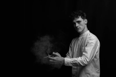 Yakışıklı adamlardı. Berber elinde pudra kuaförü ve makas için fırça tutuyor. Yüksek kalite fotoğraf