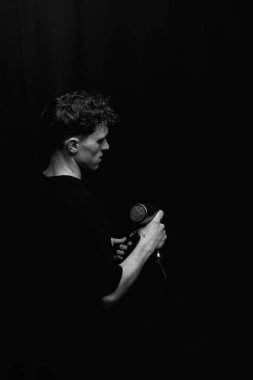 Yakışıklı berber bw portre stüdyosu. Yüksek kalite fotoğraf