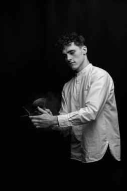 Yakışıklı adamlardı. Berber elinde pudra kuaförü ve makas için fırça tutuyor. Yüksek kalite fotoğraf