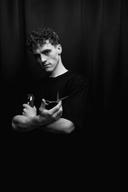 Yakışıklı berber bw portre stüdyosu. Yüksek kalite fotoğraf