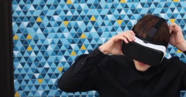 Sanal gerçeklik VR kulaklığı takan heyecanlı bir milenyum. Yakışıklı adam. Dijital evren. Yenilik. Yüksek kalite 4k görüntü