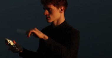 Berber elinde bir makas ve tarak tutuyor. Yüksek kalite fotoğraf