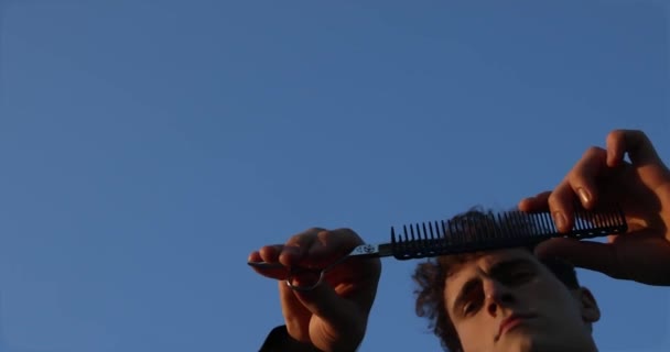 ハンサムなバーは櫛とはさみを手に持っている 美容師さん 髪を切る方法を学ぶために ヘアスタイリスト 高品質4K映像 — ストック動画