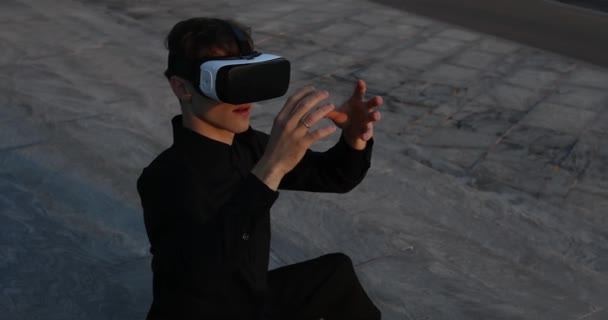 Emocionado Millennial Vestindo Óculos Realidade Virtual Headset Homem Bonito Universo — Vídeo de Stock