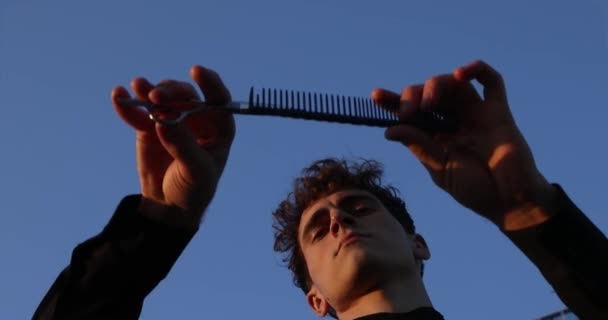 Przystojny Barber Trzyma Grzebień Nożyczki Rękach Fryzjer Żeby Nauczyć Się — Wideo stockowe