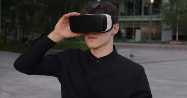 兴奋的千年头戴虚拟现实Vr耳机眼镜 英俊的男人 数字世界 高质量的4K镜头 — 图库视频影像