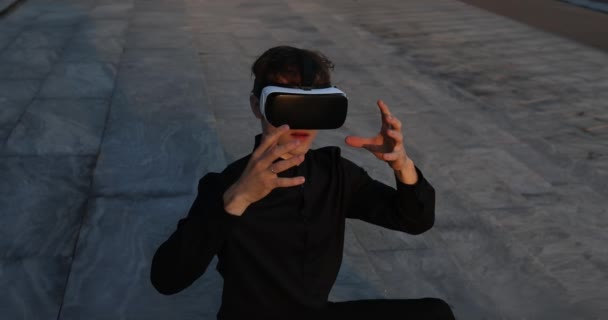 Возбужденный Тысячелетие Носить Очки Виртуальной Реальности Гарнитуры Красивый Человек Цифровая — стоковое видео