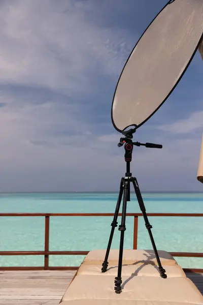 Arbeiten Mit Einem Solarreflektor Zum Fotografieren Auf Einem Stativ Auf Stockfoto