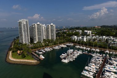 SINGAPORE - 8 Ekim 2023: Singapur Yat Show 2013 'teki çeşitli lüks yatlar serisi One Derece 15 Marina Club, Sentosa Cove. Yüksek kalite fotoğraf