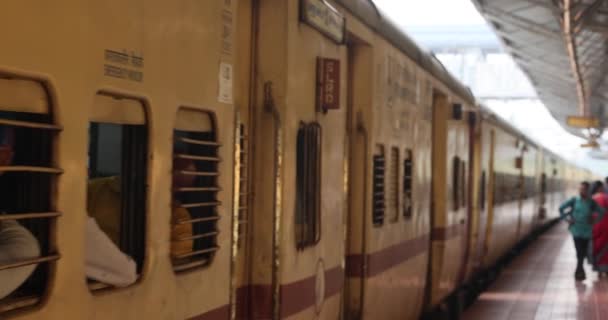 Mumbai India Οκτωβρίου 2023 Τοπικό Τρένο Της Βομβάης Περνάει Από — Αρχείο Βίντεο