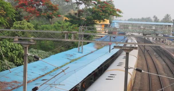 Hoge Hoek Uitzicht Indiase Trein Sluit Het Schot Van Treinen — Stockvideo