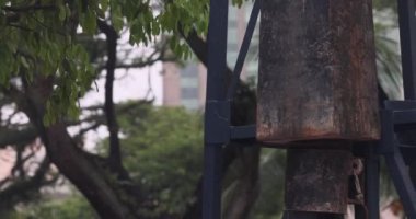 Yığınla sürüş makinesi yer altına yığılıyor. Modern hidrolik kaldırma mekanizmaları. - Evet. Yüksek kalite 4k görüntü