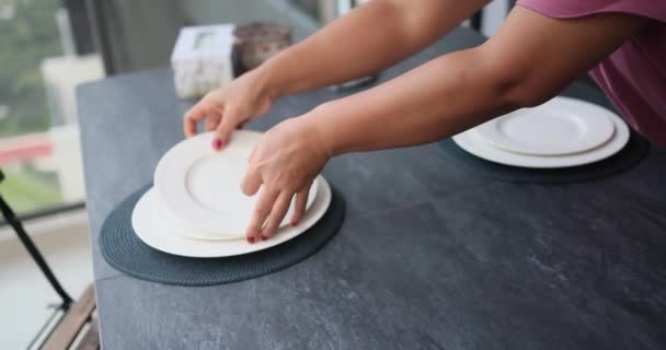 Seorang Pelayan Memakai Piring Putih Atas Meja Dengan Kain Meja — Stok Video