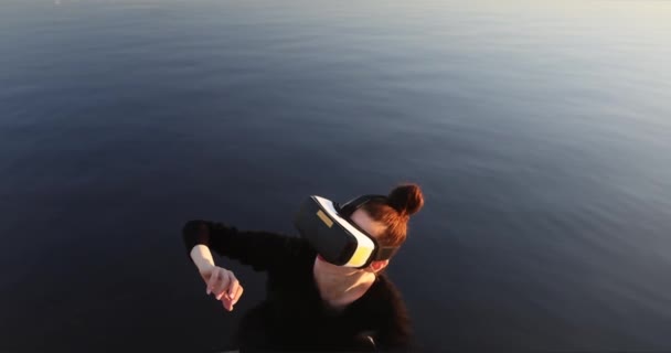 Νεαρή Γυναίκα Χρησιμοποιεί Γυαλιά Εικονικής Επαυξημένης Πραγματικότητας Μαγική Ατμόσφαιρα Ακτίνων — Αρχείο Βίντεο