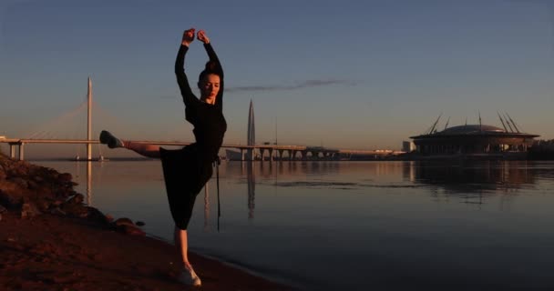 Ballerina Che Balla All Alba Della Città Del Balletto Filmati — Video Stock