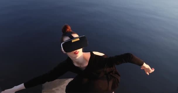 Mulher Jovem Usa Óculos Realidade Virtual Aumentada Atmosfera Mágica Raios — Vídeo de Stock