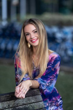 Uzun renkli elbiseli güzel sarışın genç bayan. Yüksek kalite fotoğraf