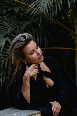 Kırmızı Elbiseli Sarı Saçlı Kadın Arka Tarafı Görünüşü. Arkadaki güzel sarışın kız silueti. Siyah Arkaplan 'ın üstünde Kırmızı Elbiseli Moda Modeli. Zarif Bayan Yüz Profili. Yüksek kalite fotoğraf