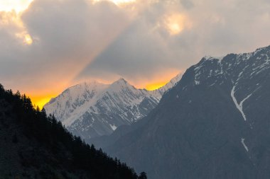 Gün batımında dağ sırası. Yüksek kalite fotoğraf