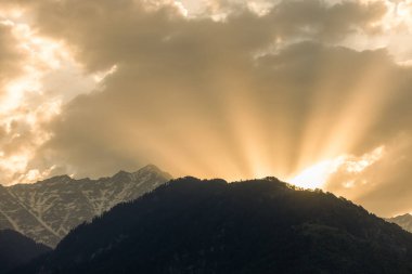 Himalayalar 'ın vadisi üzerindeki dağların üzerinde güzel panoramik gündoğumu günbatımı. Yüksek kalite fotoğraf