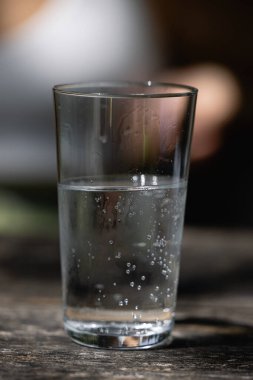 Gri arka planda bir bardak köpüklü su. Yüksek kalite fotoğraf