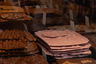 Fındıklı el yapımı çikolata, siyah çikolata parçaları, çikolata çeşitleri. Yüksek kalite fotoğraf