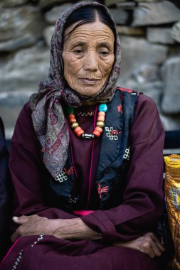  Lahool vadisi, INDIA - 21 Haziran 2024: Manastırdaki festivalde geleneksel kostümlü yerel halk. Yüksek kalite fotoğraf