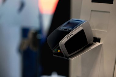 PIN girişi için ATM terminali ve para çekmek için bankayla bağlantısız iletişim. Yüksek kalite fotoğraf